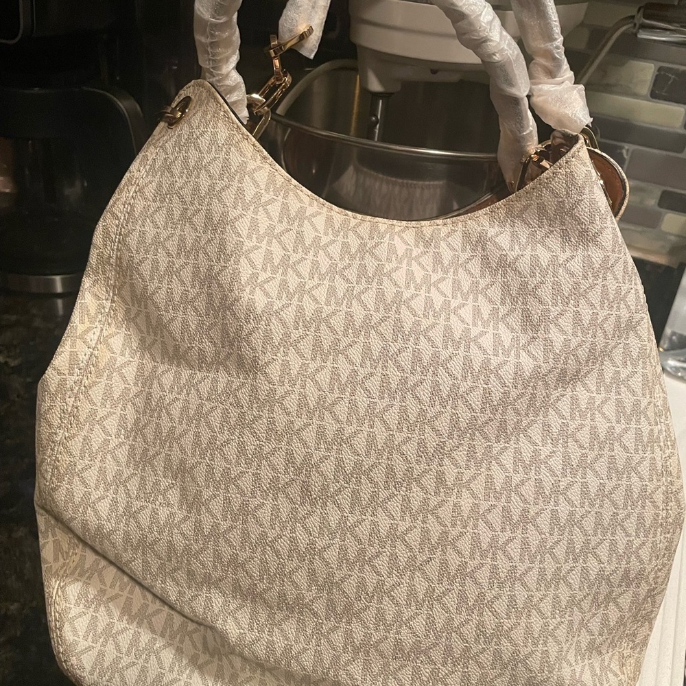 NWT BEAUTIFUL MICHAEL KORS SHOULDER BAG WITH THREE COMPARTMENTS.